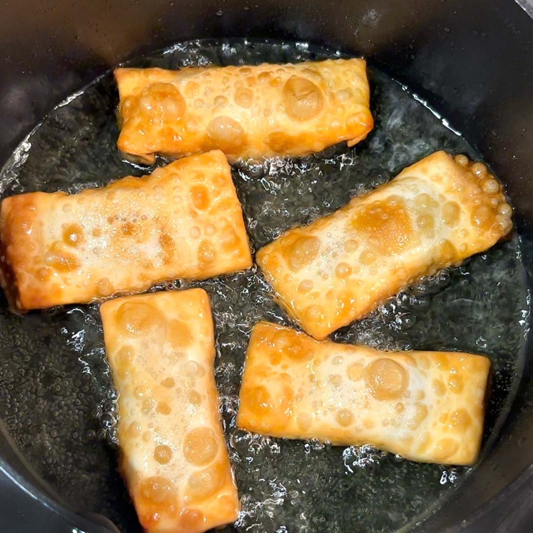 食材が揚げられている様子。