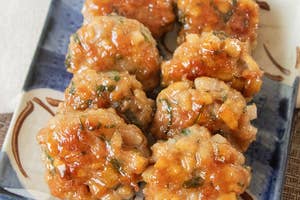 皿に盛り付けられたれんこん入り照り焼き豚つくね。
