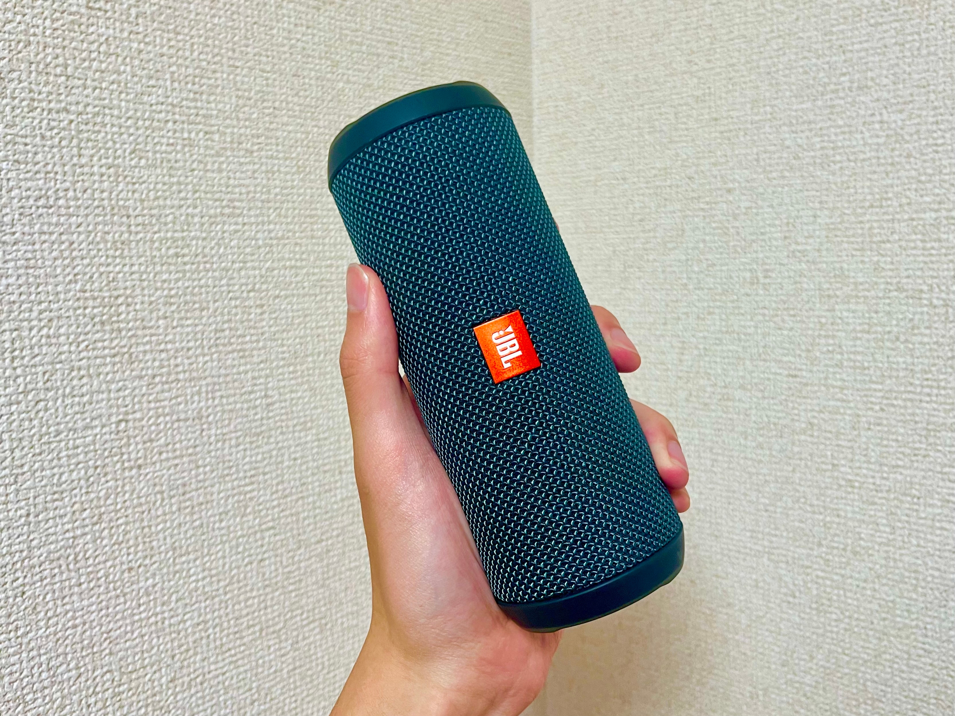 コンパクトなのに低音が「ずっしり」響く！片手におさまるJBLの