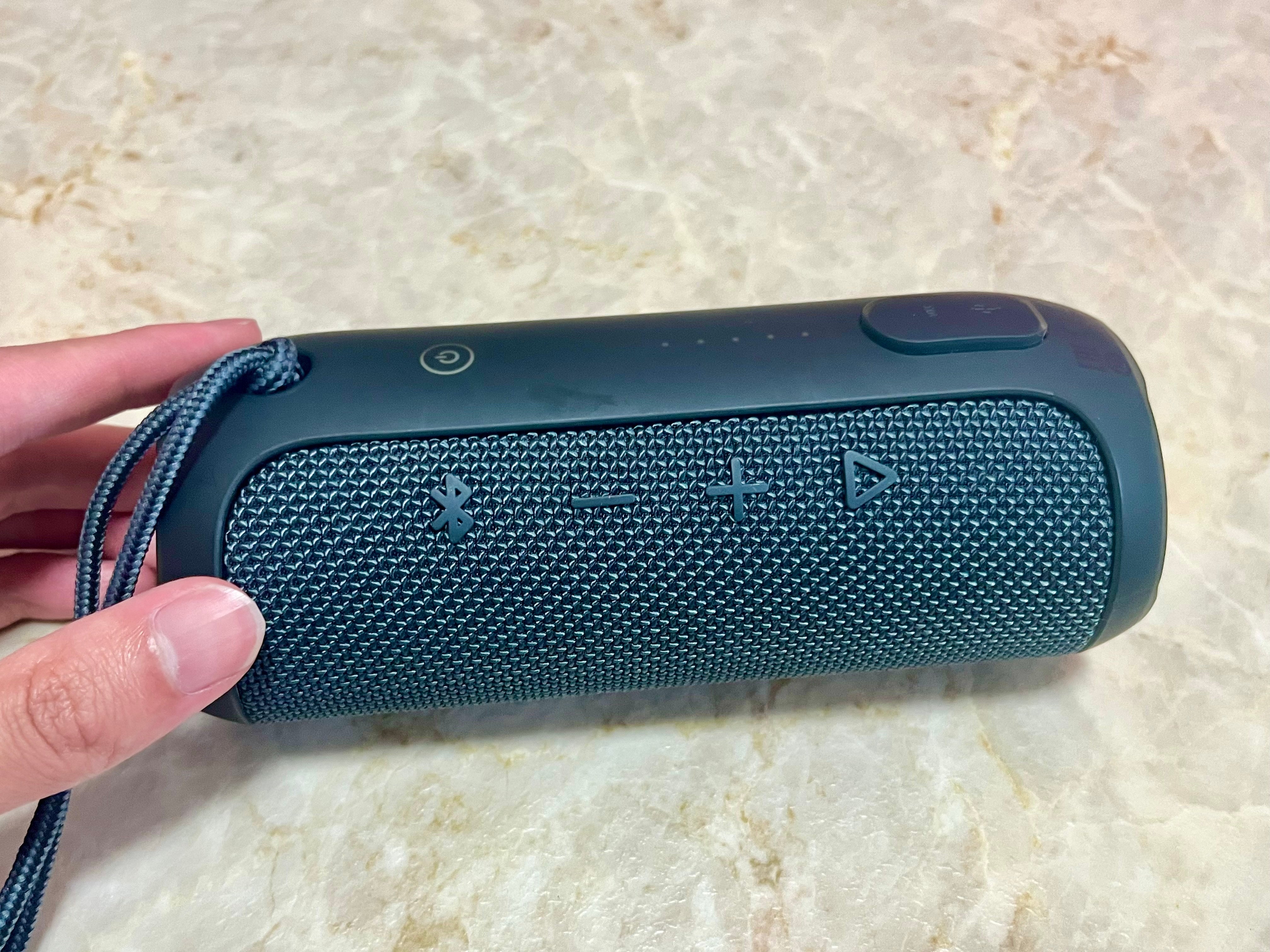 JBL ワイヤレススピーカー コンパクト コンパクトなのに低音が「ずっしり」響く！片手におさまるJBLの