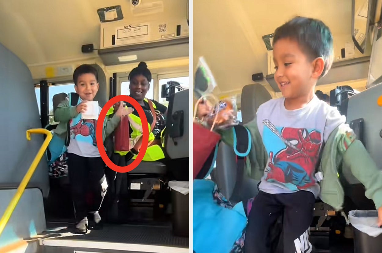 男の子がバス内でプレゼントを受け取っている。テキストは母親が子どもの良い行動を賞賛する内容。