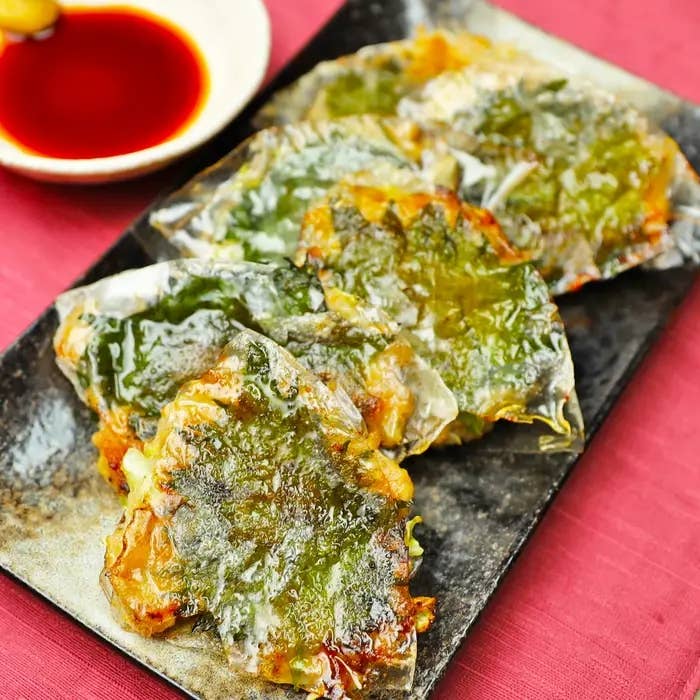 皿にのった4枚のもちの焼き菓子。隣に小皿でタレがあります。