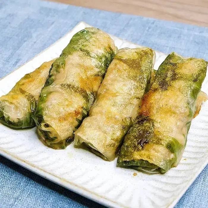 お皿に載った4つの春巻き。クリスピーな食感が特徴。