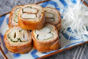 和風のチキンロールが陶器の皿に盛られ、白髪ねぎが添えられている。