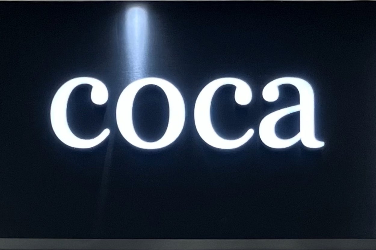 看板に「coca」と書かれています。