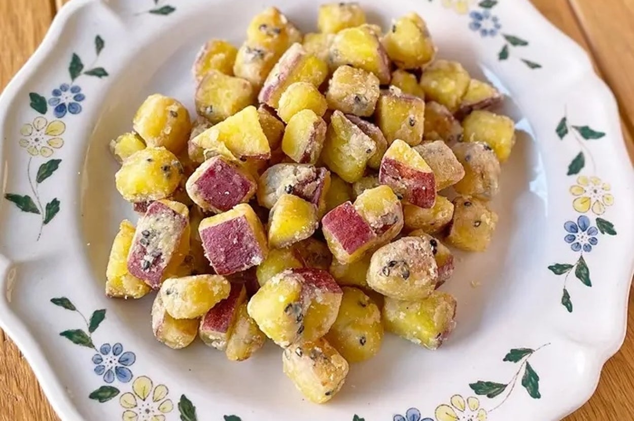 カラフルな角切りのスイートポテトが花柄の皿に盛られています。