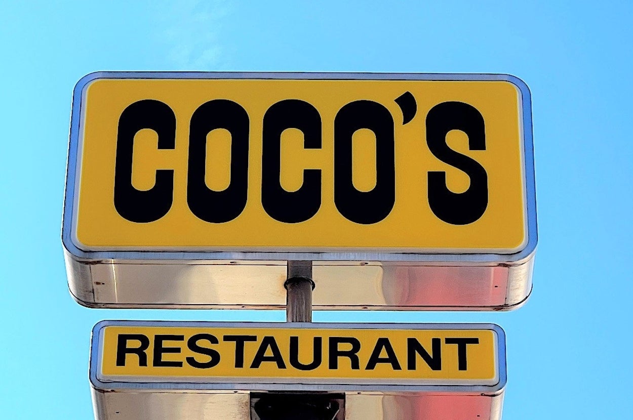 青空の背景に「COCO'S RESTAURANT」の看板。