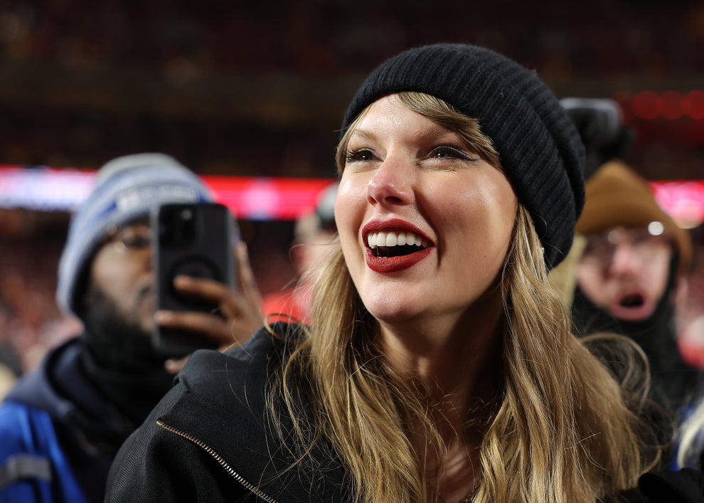 Taylor Swift Is Being Called Out By Her Dedicated Fans After Some Swifties Seemingly Received “The Life Of A Showgirl” CDs With Travis Kelce’s Autograph On Them 17 0uL5Qv w