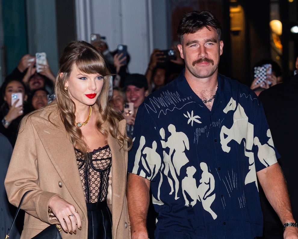 Taylor Swift Is Being Called Out By Her Dedicated Fans After Some Swifties Seemingly Received “The Life Of A Showgirl” CDs With Travis Kelce’s Autograph On Them 6 NUbszUq4e