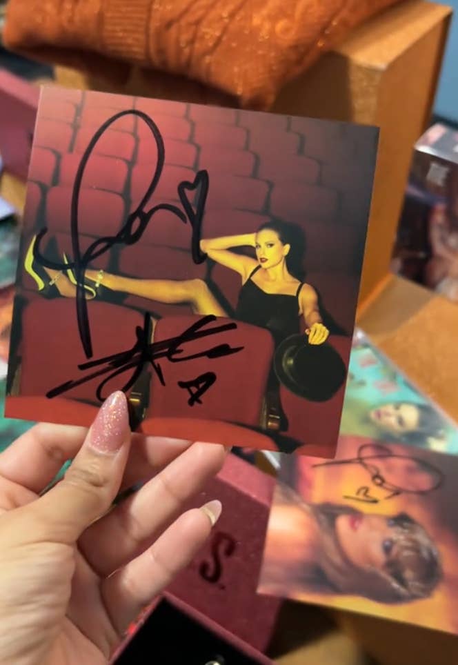 Taylor Swift Is Being Called Out By Her Dedicated Fans After Some Swifties Seemingly Received “The Life Of A Showgirl” CDs With Travis Kelce’s Autograph On Them 3