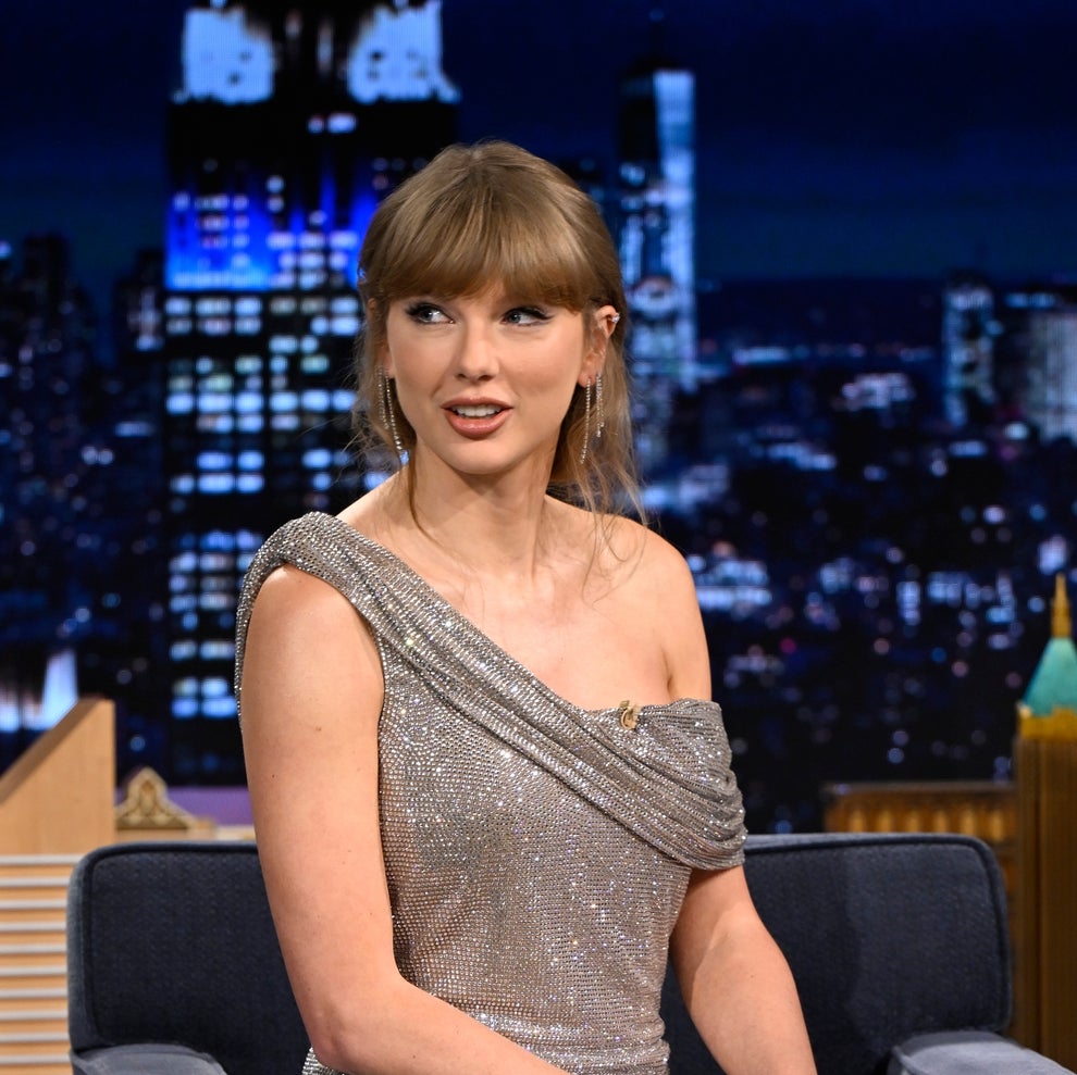 Taylor Swift Is Being Called Out By Her Dedicated Fans After Some Swifties Seemingly Received “The Life Of A Showgirl” CDs With Travis Kelce’s Autograph On Them 15 smIt3SCF