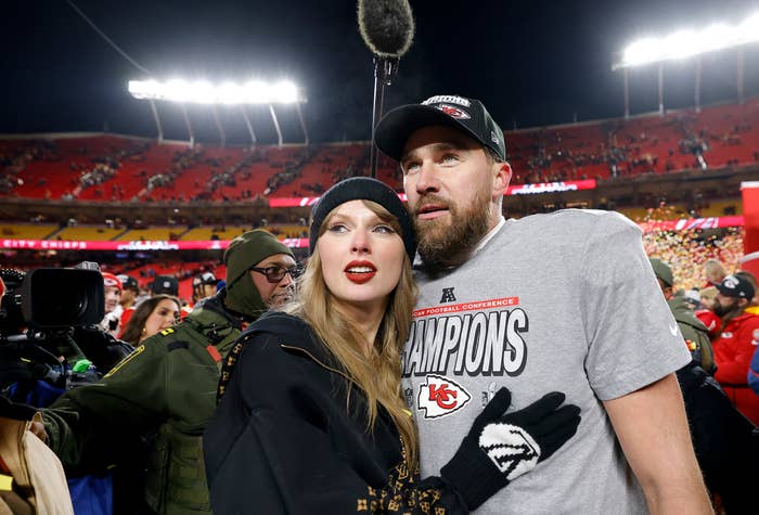 Taylor Swift Is Being Called Out By Her Dedicated Fans After Some Swifties Seemingly Received “The Life Of A Showgirl” CDs With Travis Kelce’s Autograph On Them 2