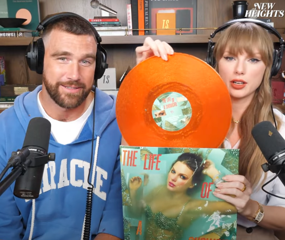 Taylor Swift Is Being Called Out By Her Dedicated Fans After Some Swifties Seemingly Received “The Life Of A Showgirl” CDs With Travis Kelce’s Autograph On Them 19 k a2Ln10Y