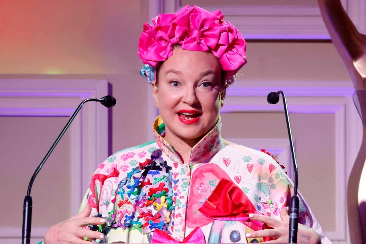 Sia’s Ex-Husband Has Reportedly Requested That She Pay Him Over $250,000 Per Month In Spousal Support, As Well As $500,000 To Cover His Fees, Amid Their Divorce