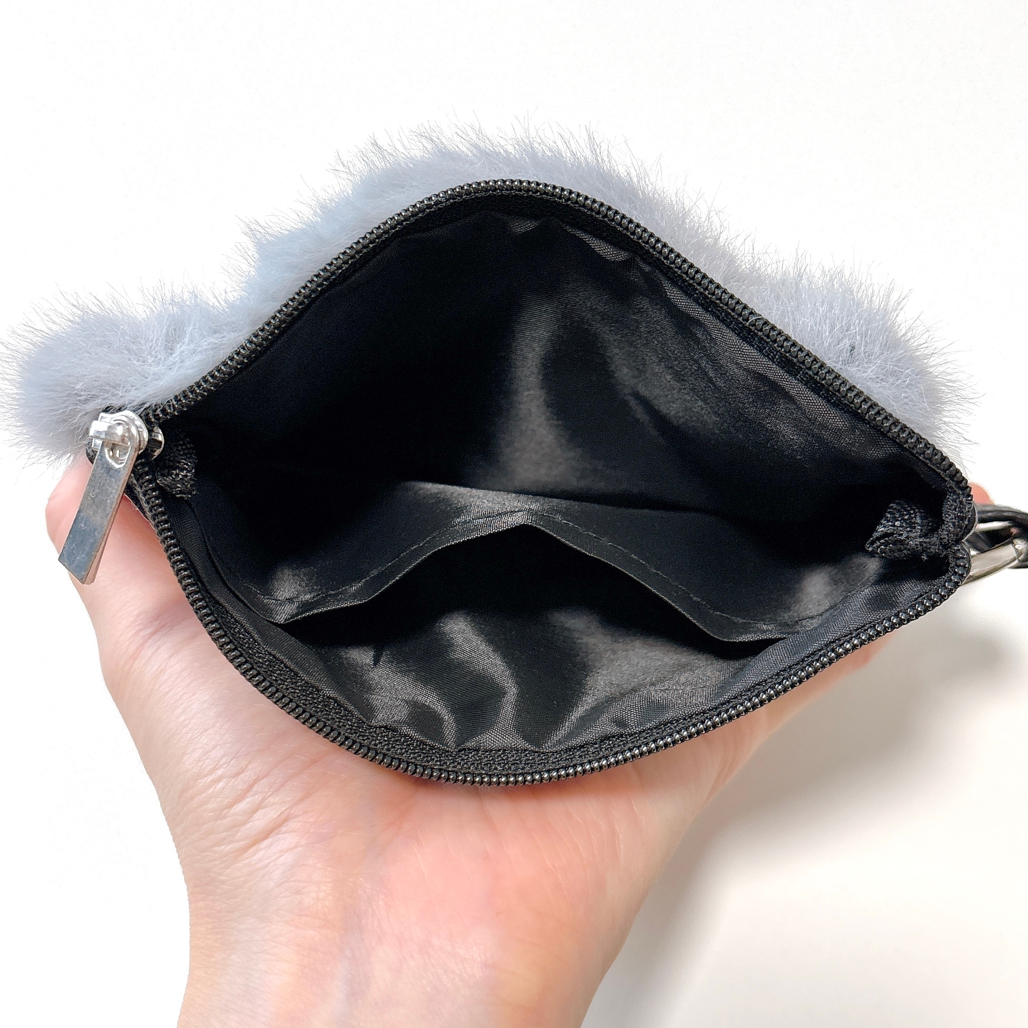 鍵どこいった？」が解消された！ダイソーの“220円ポーチ”ふわふわ素材