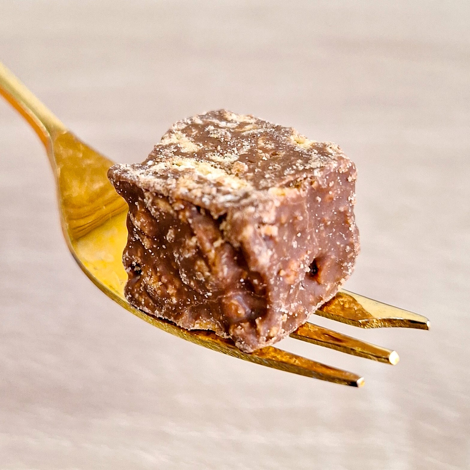 あと3袋は買うって決めた！ファミマの「178円チョコ」ザクザク食