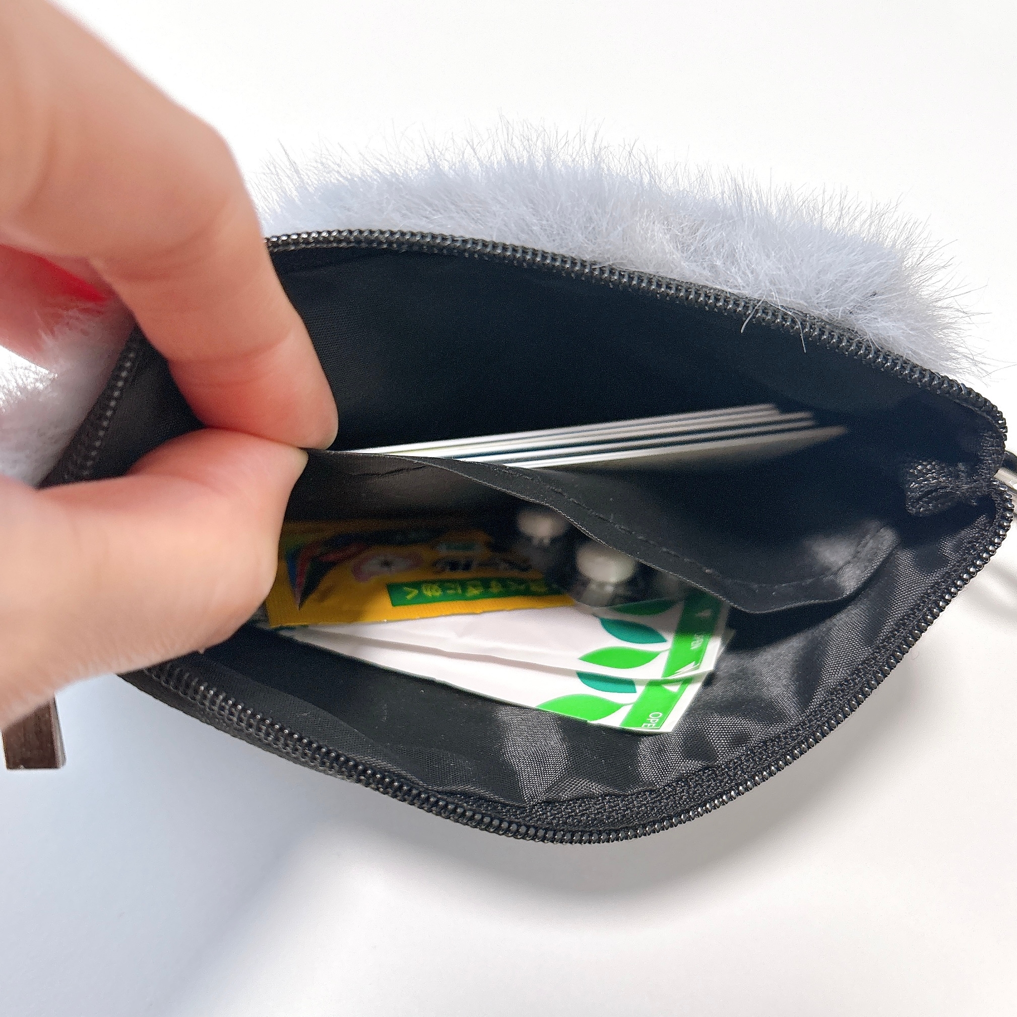 鍵どこいった？」が解消された！ダイソーの“220円ポーチ”ふわふわ素材