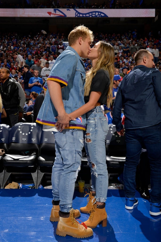 21 Low-Key Ridiculous Things Celebs Did For Money, Clout, Or Attention 64 Jake and Erika kissing at a basketball game