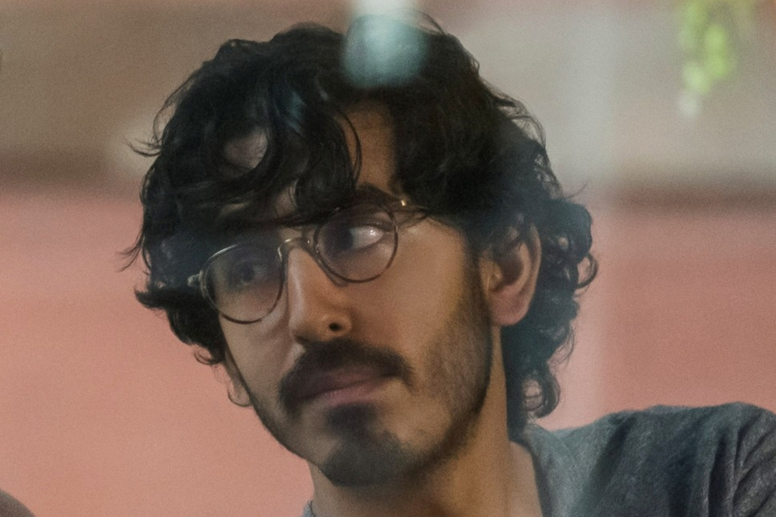 To personer sitter sammen på en kafé, i samtale. Man holder en avis; begge virker avslappede og imøtekommende