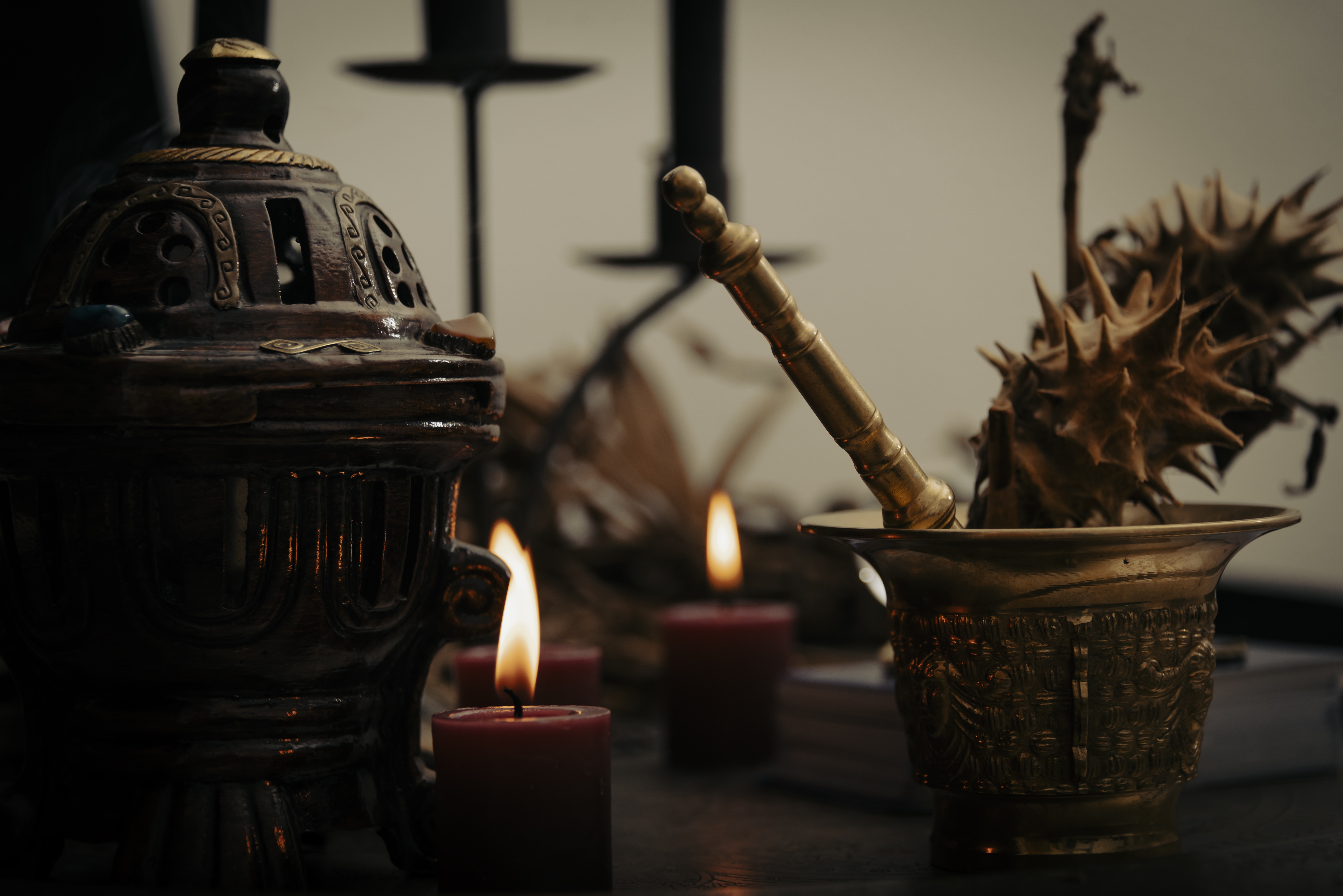 Stearinlys og andre åndelige verktøy på et bord