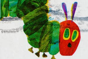 切手のデザインは、エリック・カールの「はらぺこあおむし」を描いたイラストです。