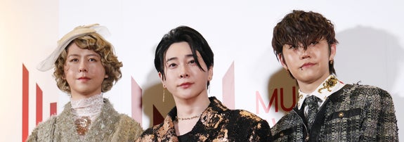 左からMrs. GREEN APPLEの藤澤涼架さん、大森元貴さん、若井滉斗さん（時事）
