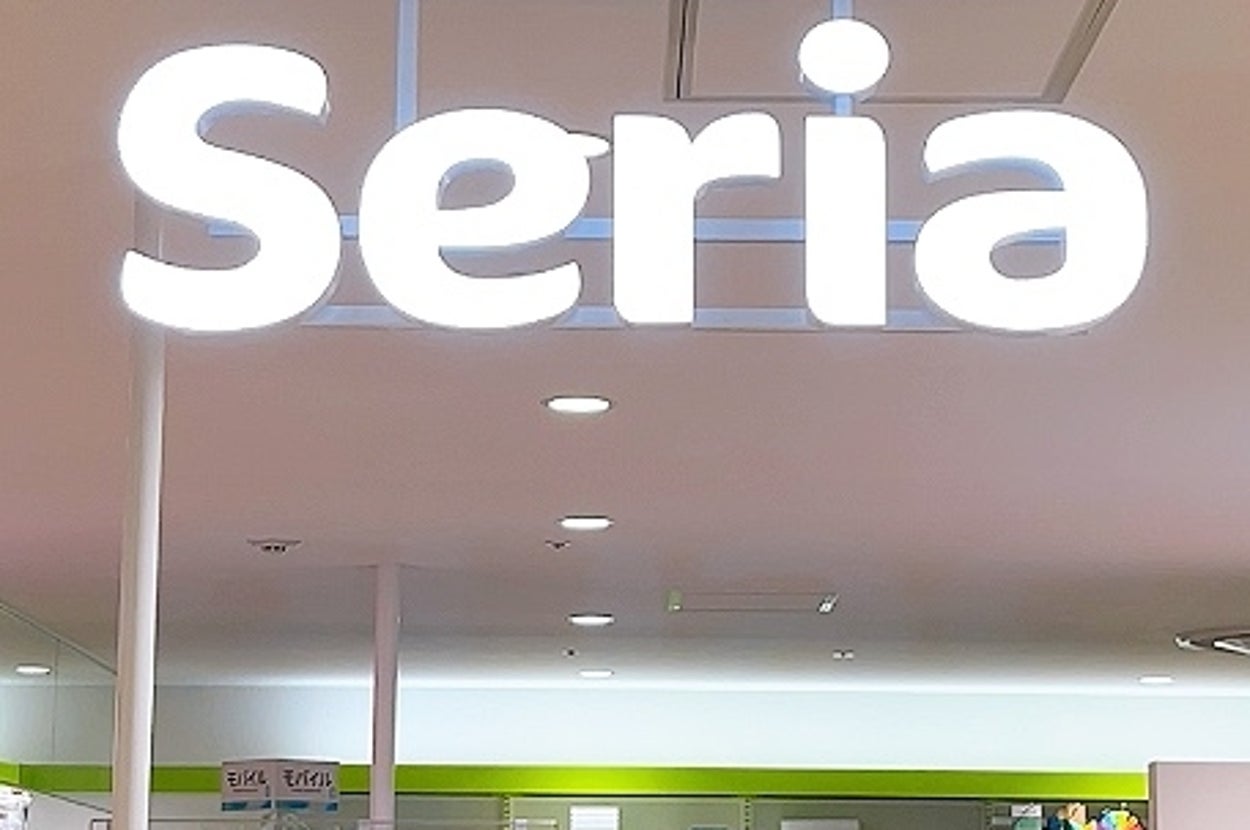 セリア店内の様子。買い物客が商品棚を見ている。店内は整然としており、多様な商品が並んでいる。