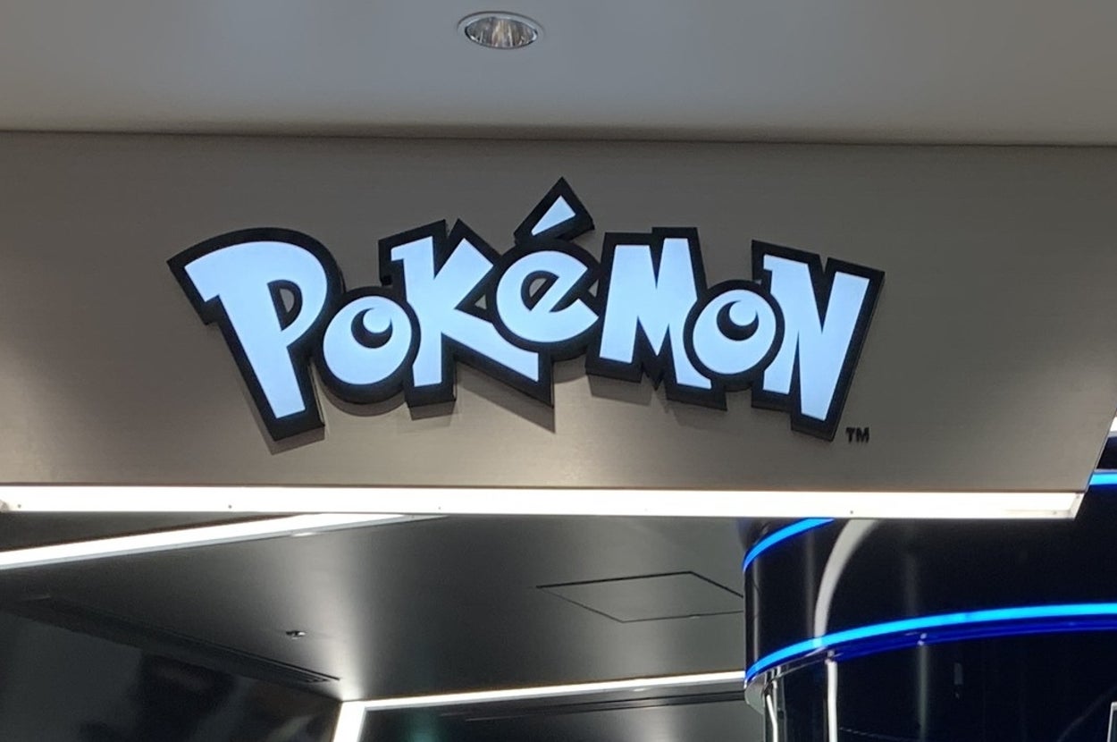 ポケモンのロゴが表示された看板。店舗やイベント会場の一部のようです。