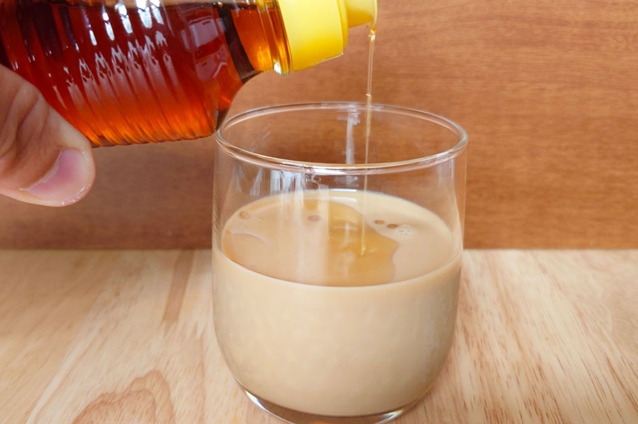 ごま油、こんなに入れちゃって大丈夫…？（Munenori Umeki / BuzzFeed Japan）