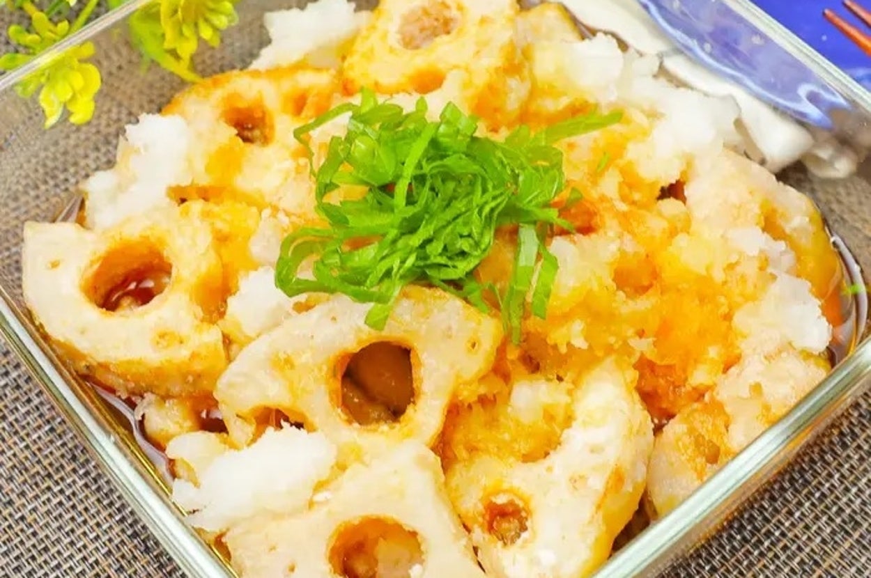 蓮根と大根おろしの料理がガラスの器に盛られている。上に刻んだ青じそが添えられている。