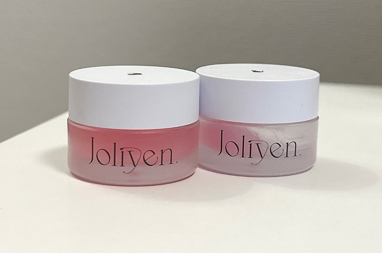化粧品の容器が2つ並んでおり、「Joliyen」というブランド名が表示されています。