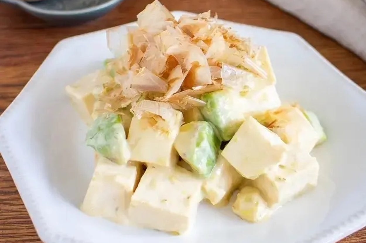 豆腐とアボカドの角切りが皿に盛られ、鰹節が上に乗った料理。