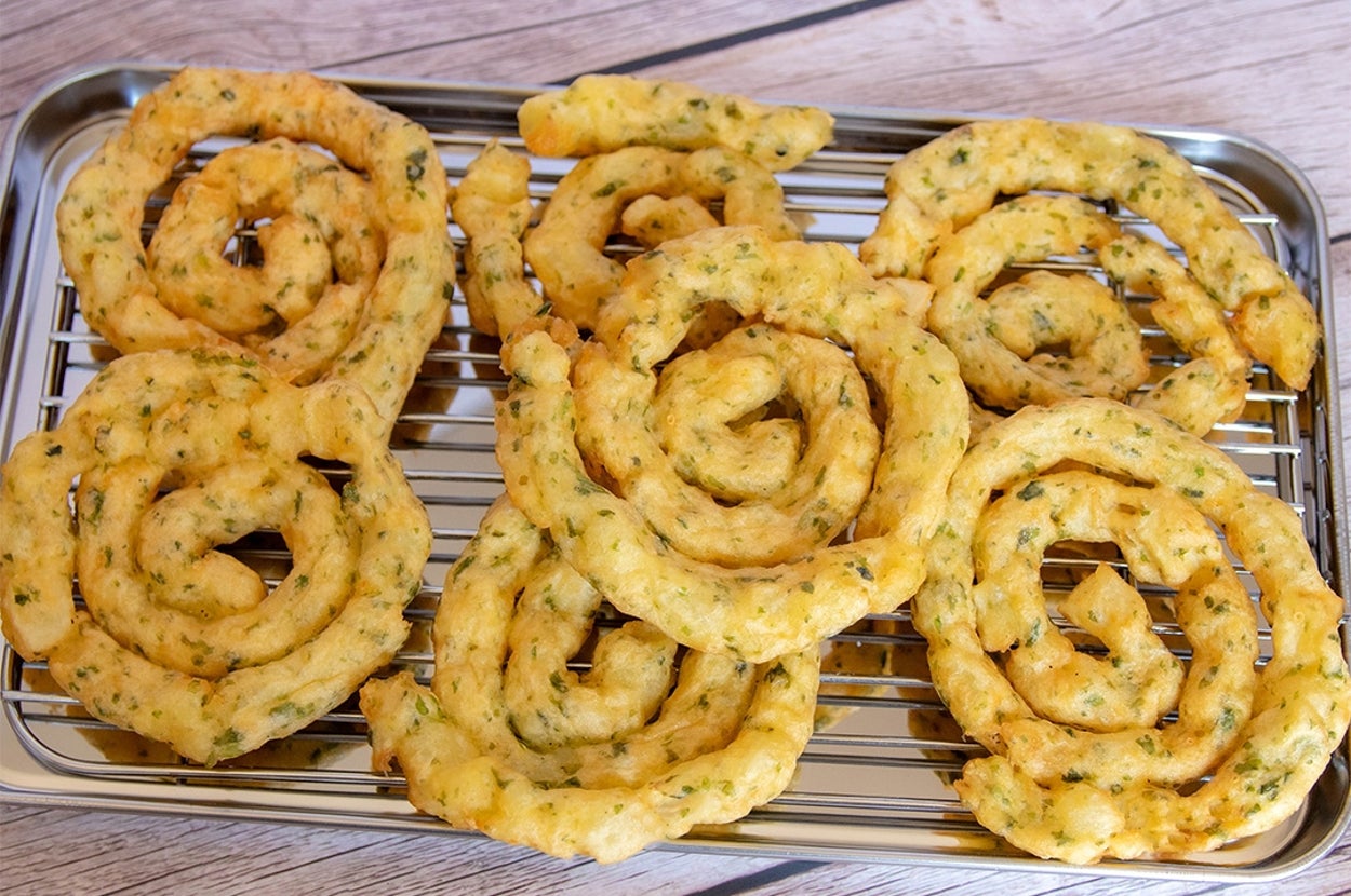 渦巻き形のスナックがトレイにのせられている。