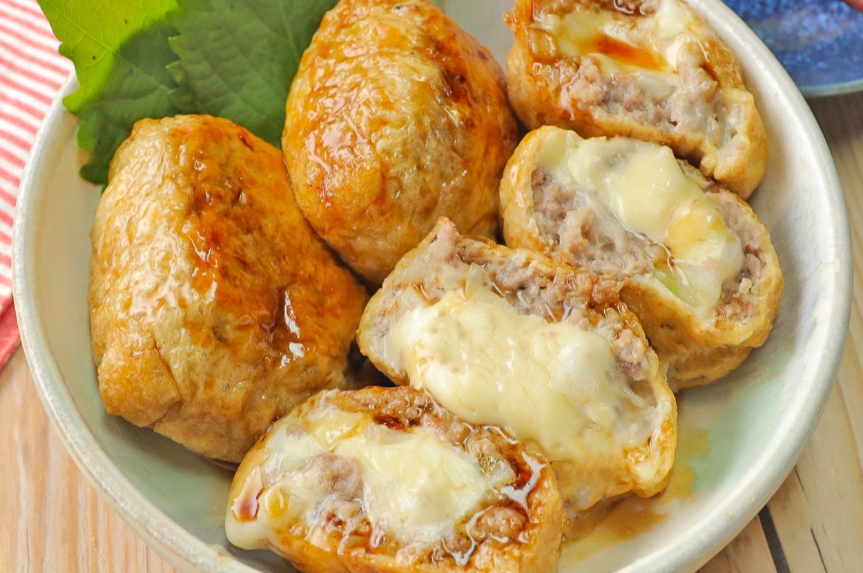 器に盛られた揚げ出し豆腐、数個がカットされ中の具材が見えている。