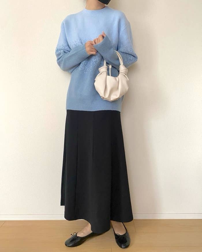 一目惚れして即レジした！ユニクロ×JWAの「ゆったりセーター」1枚でも 