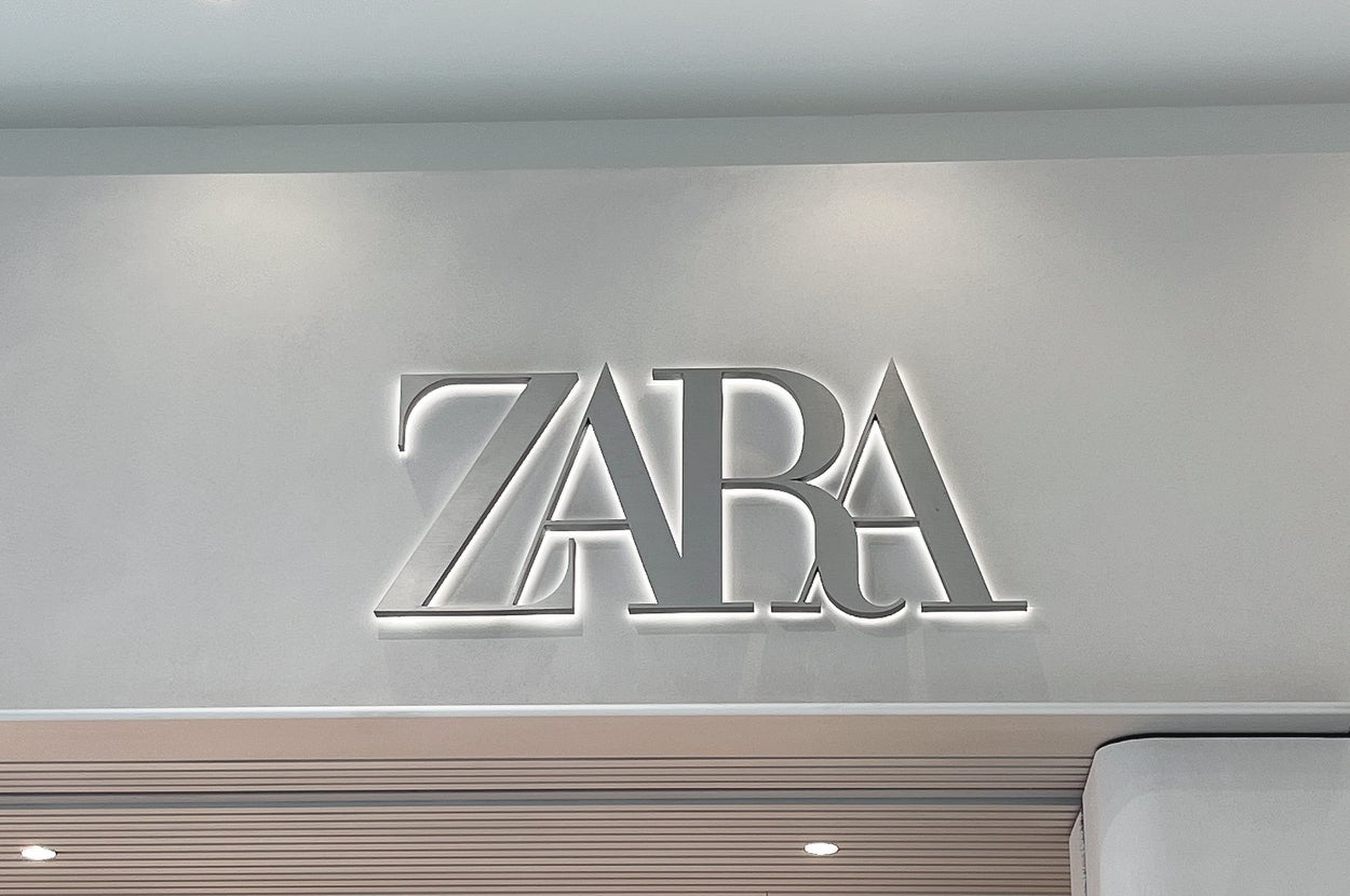 ZARA店舗の入口にあるブランドロゴが掲示されている。