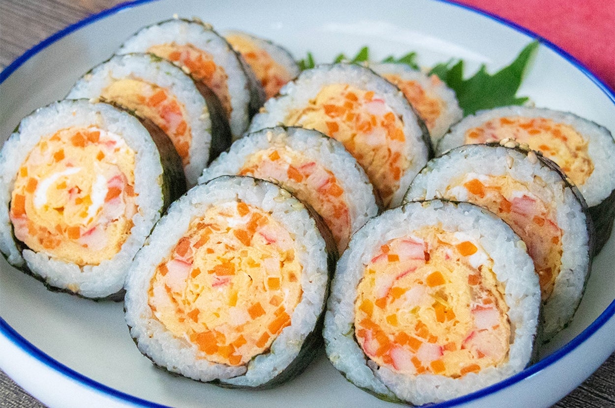 ケランマリキンパが皿に盛られている様子。添えられた飲み物が後ろに見える。