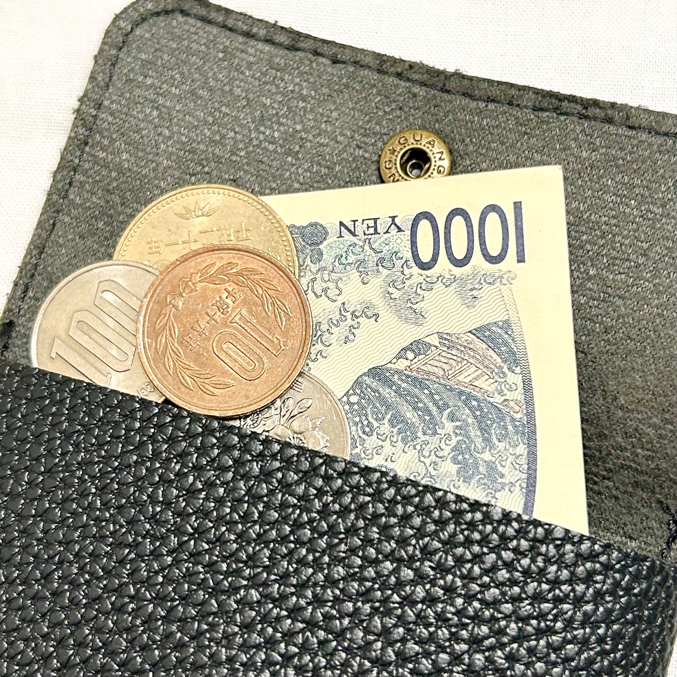 ダイソー】もう財布これでいいじゃん！110円で買えちゃう「高見えポーチ」ミニサイズなのに、お金もリップも入れられて優秀なの！