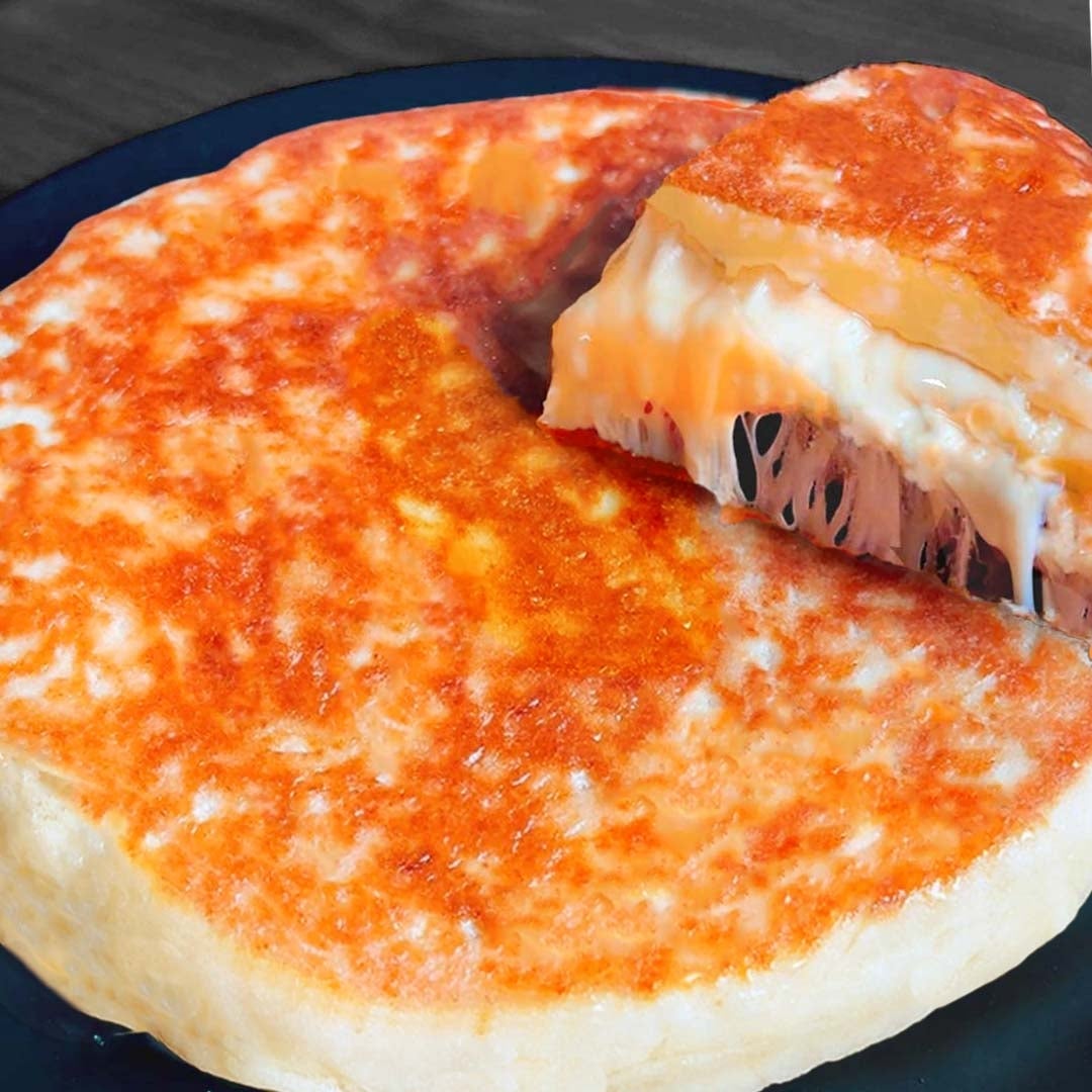 混ぜて焼くだけで極厚！】「ホットケーキミックスにコレ入れて