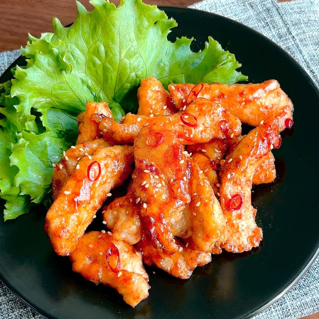 鶏むね肉、この味付けで作ると取り合い必至】焼く前のちょい足しで激変