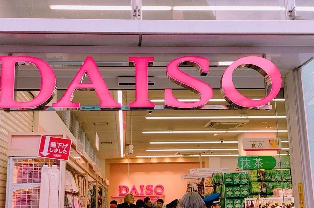 店に入る客で賑わうダイソーの店舗入口。