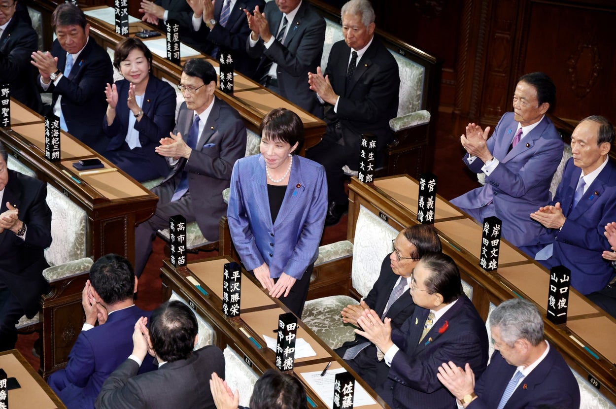 衆院本会議で第104代首相に指名された自民党の高市早苗総裁（中央）＝10月21日午後、国会内