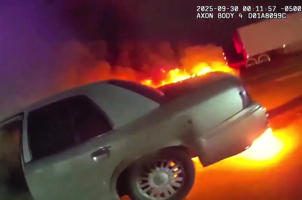 車両が炎上している夜のシーン。警察のボディカメラ映像。