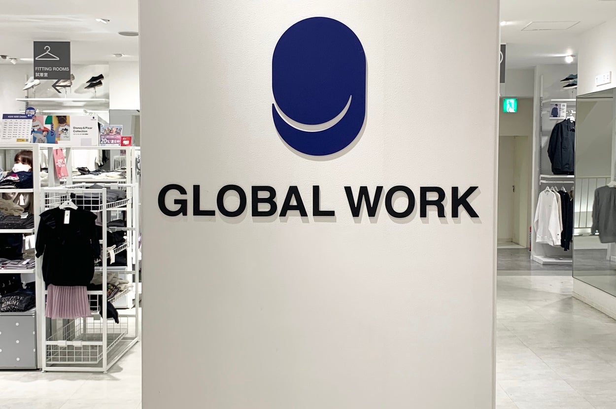 「GLOBAL WORK」のロゴがある店内の様子。背景に服や商品棚が見える。