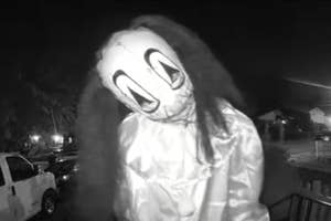 頭に大きな仮面をかぶった人物が、防犯カメラに映っている。仮面には大きな目が描かれている。