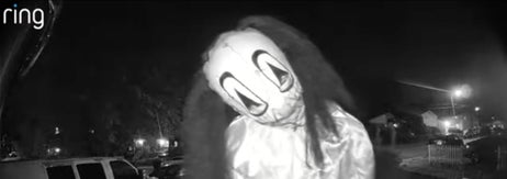 頭に大きな仮面をかぶった人物が、防犯カメラに映っている。仮面には大きな目が描かれている。