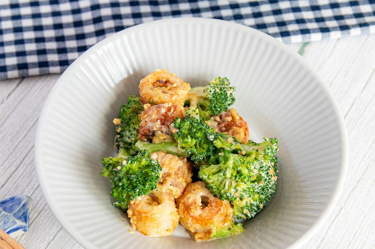 白い器に盛り付けられたブロッコリーとちくわの料理。背景にチェックの布と箸。