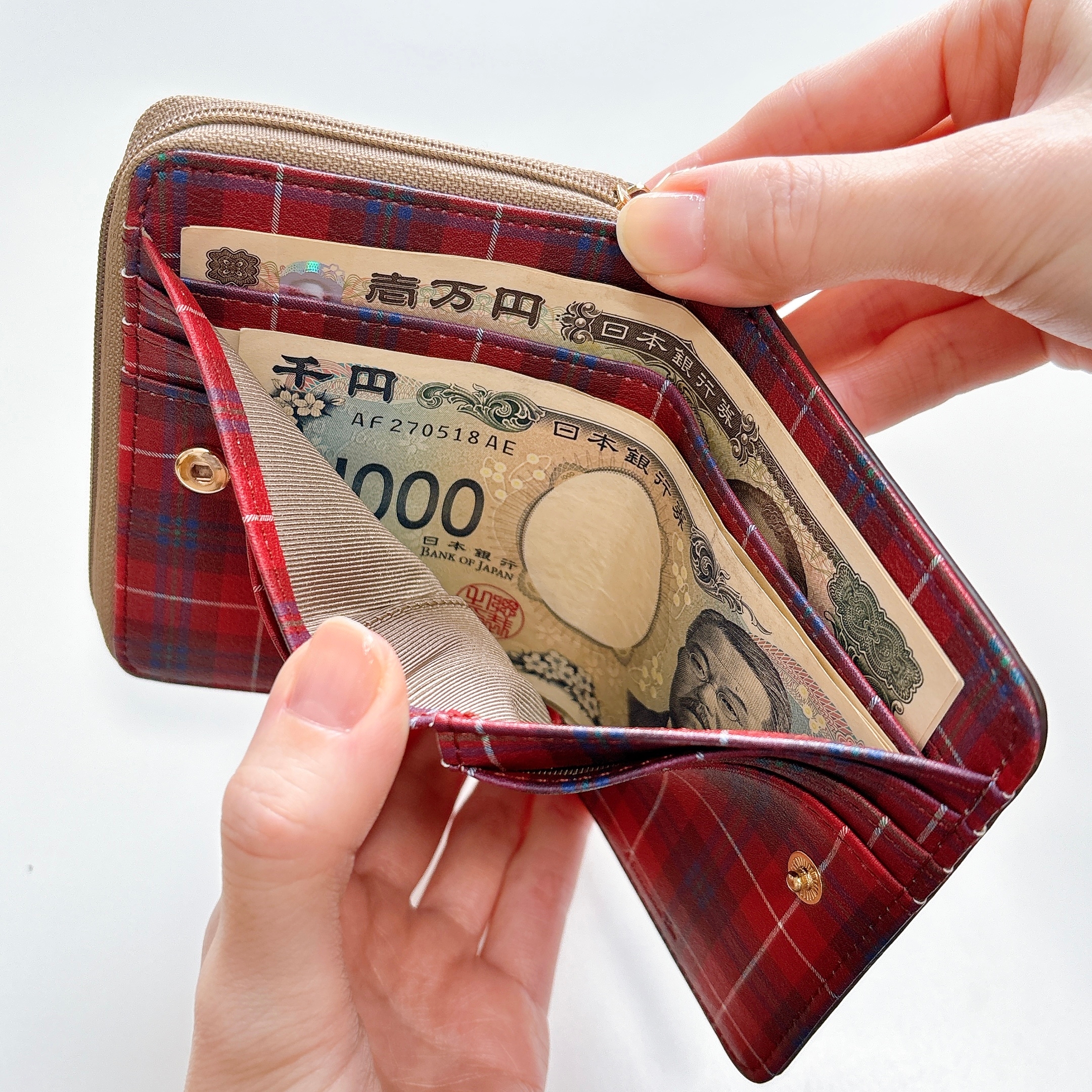 お札もカードもめっちゃ入るじゃん！アフタヌーンティーの「高見え財布