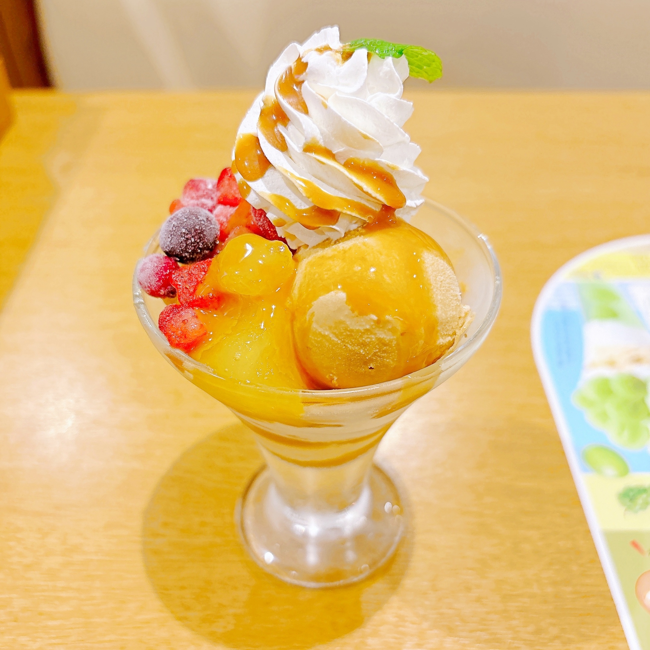 ココス】これが495円ってウソでしょ？コスパ最強の「てんこ盛りパフェ