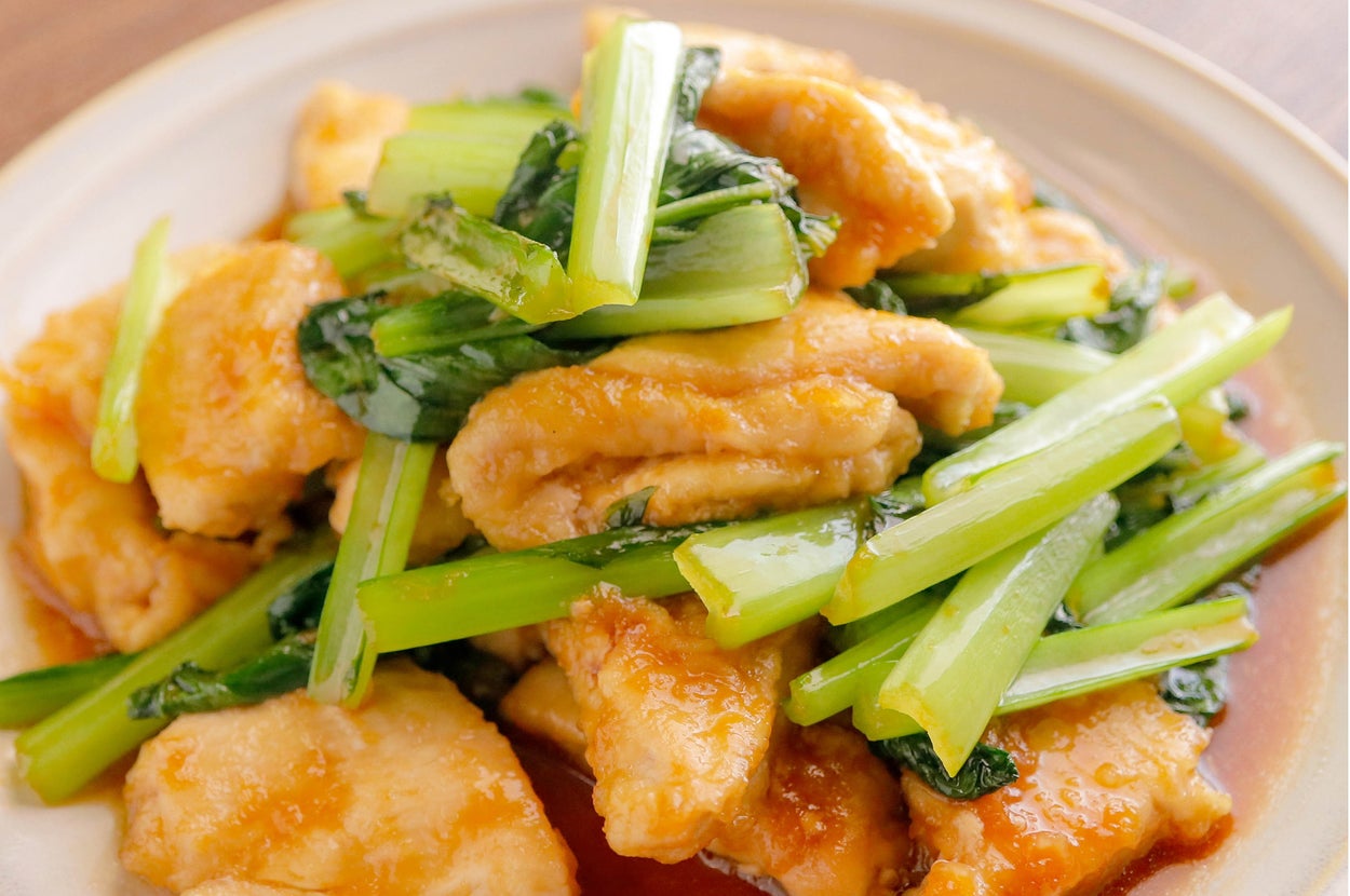 皿に盛られた鶏肉と青菜の炒め物。ソースが絡んで美味しそうです。